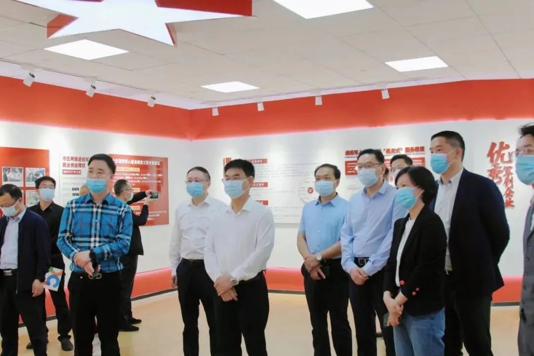 襄阳市委常委、枣阳市委书记等领导一行莅临我公司开展走访调研